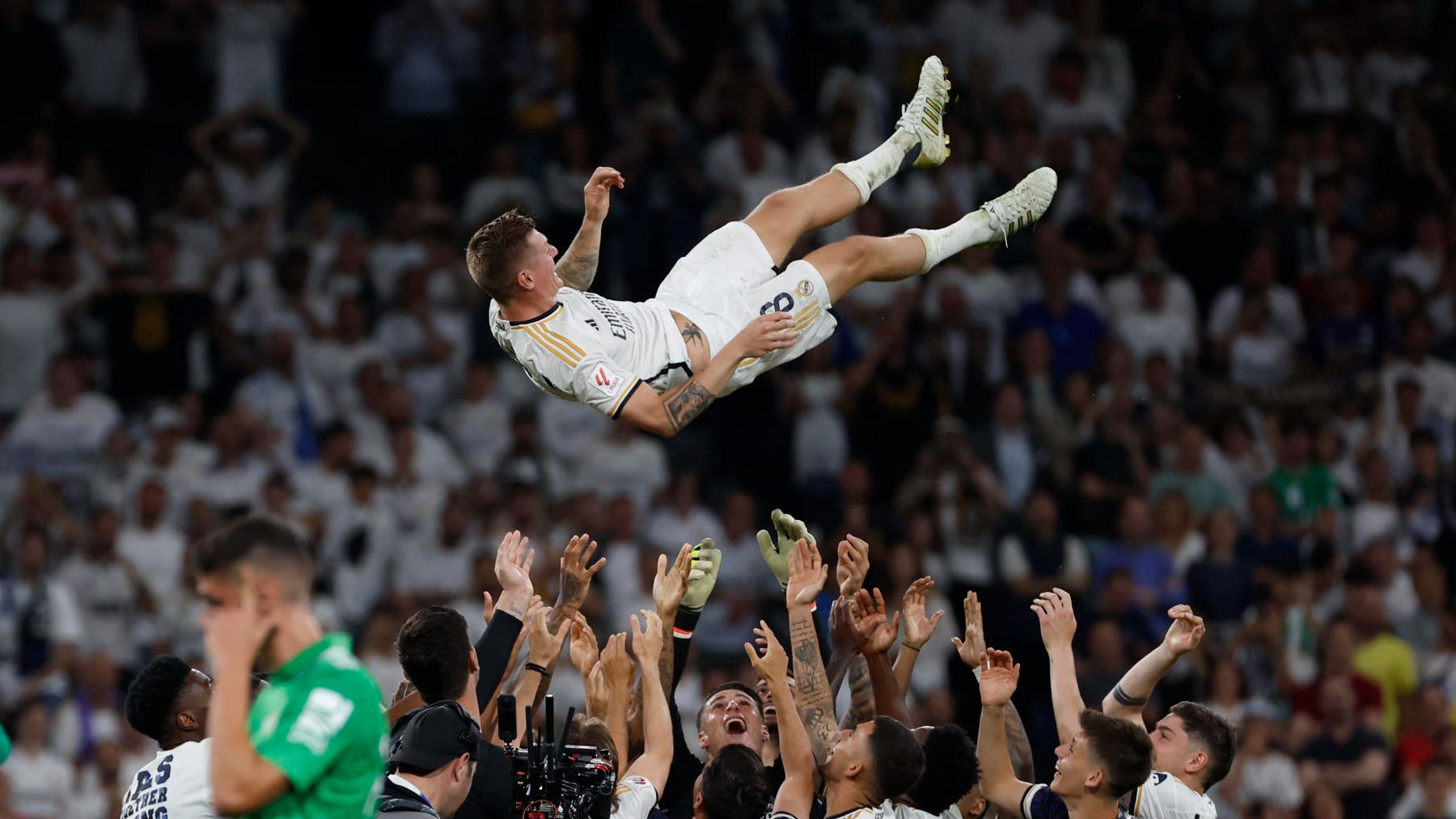 La Emoci N Del Abuelo De Kroos En El Bernab U En La Retirada De Su