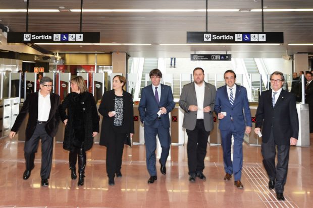Ada Colau y otros políticos catalanes inaugurando una línea de Metro (Foto: AYUNTAMIENTO DE BARCELONA).