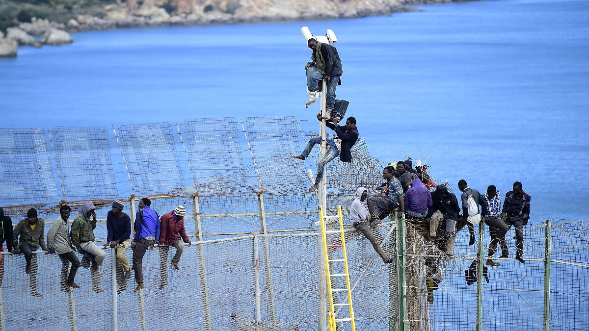 Más de mil inmigrantes intentaron saltar la valla de Ceuta de manera