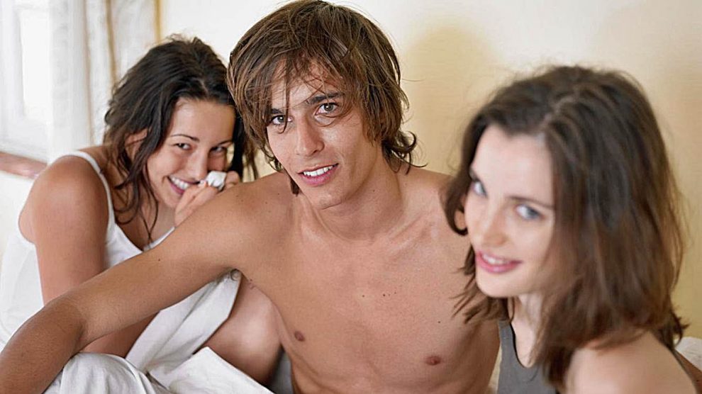 Молодой человек принимает участие в групповом сексе с мамками