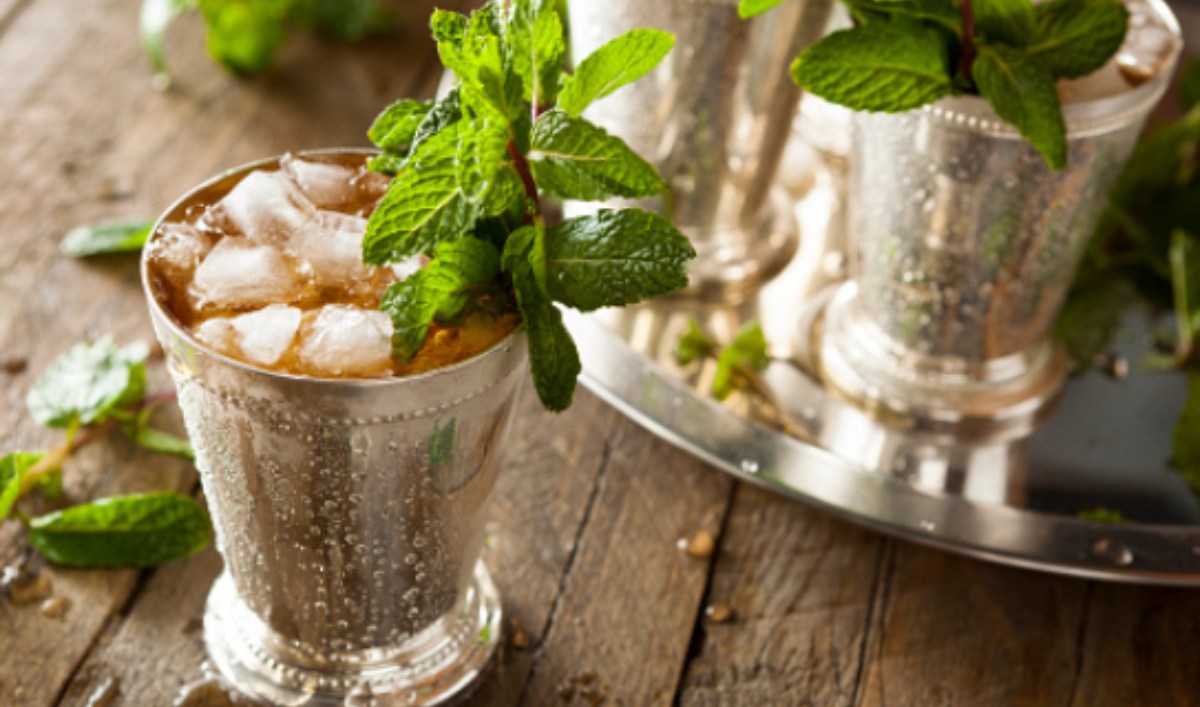 D A Mundial Del Mint Julep Receta Del C Ctel M S Refrescante Del Verano