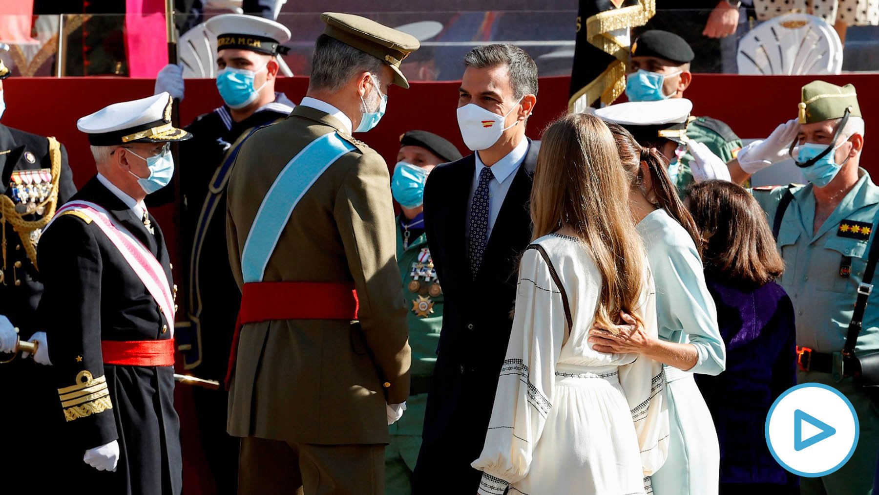 Pedro Sánchez retrasó su llegada al desfile para que los abucheos se