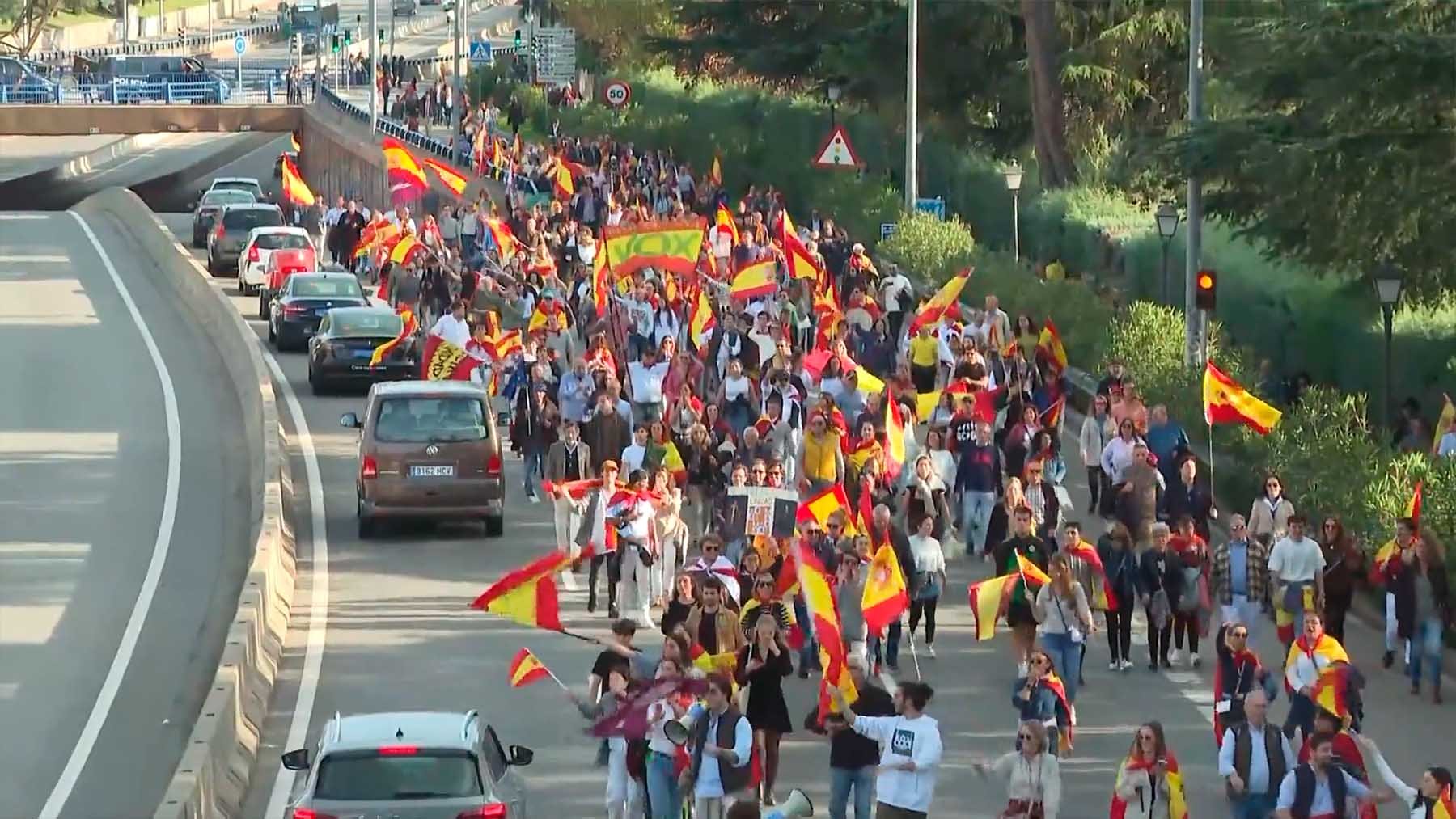 Cientos De Manifestantes Se Concentran Ante El Palacio De La Moncloa Y