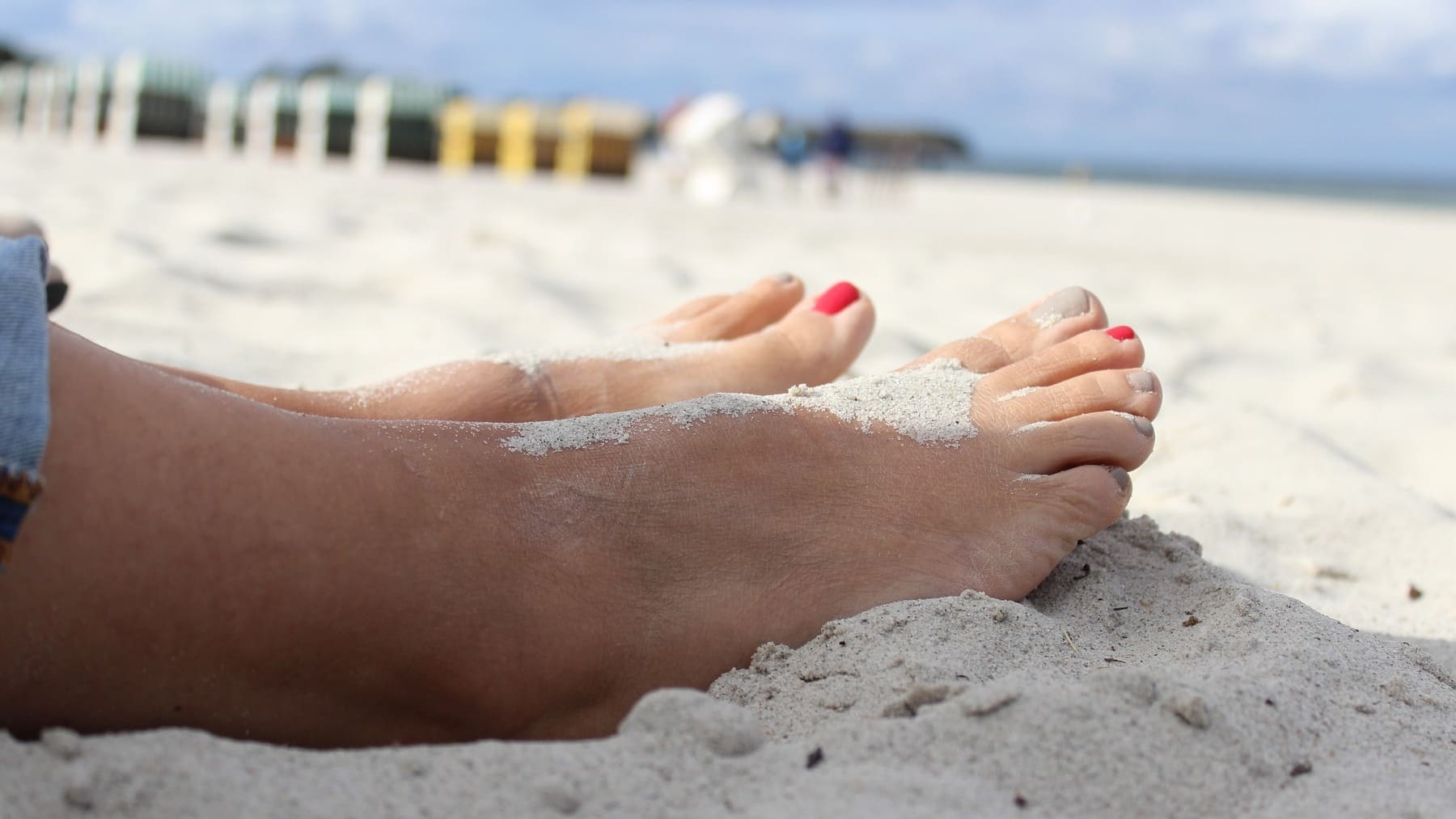 Туристка на песчаном пляже занялась любительской мастурбацией для видео