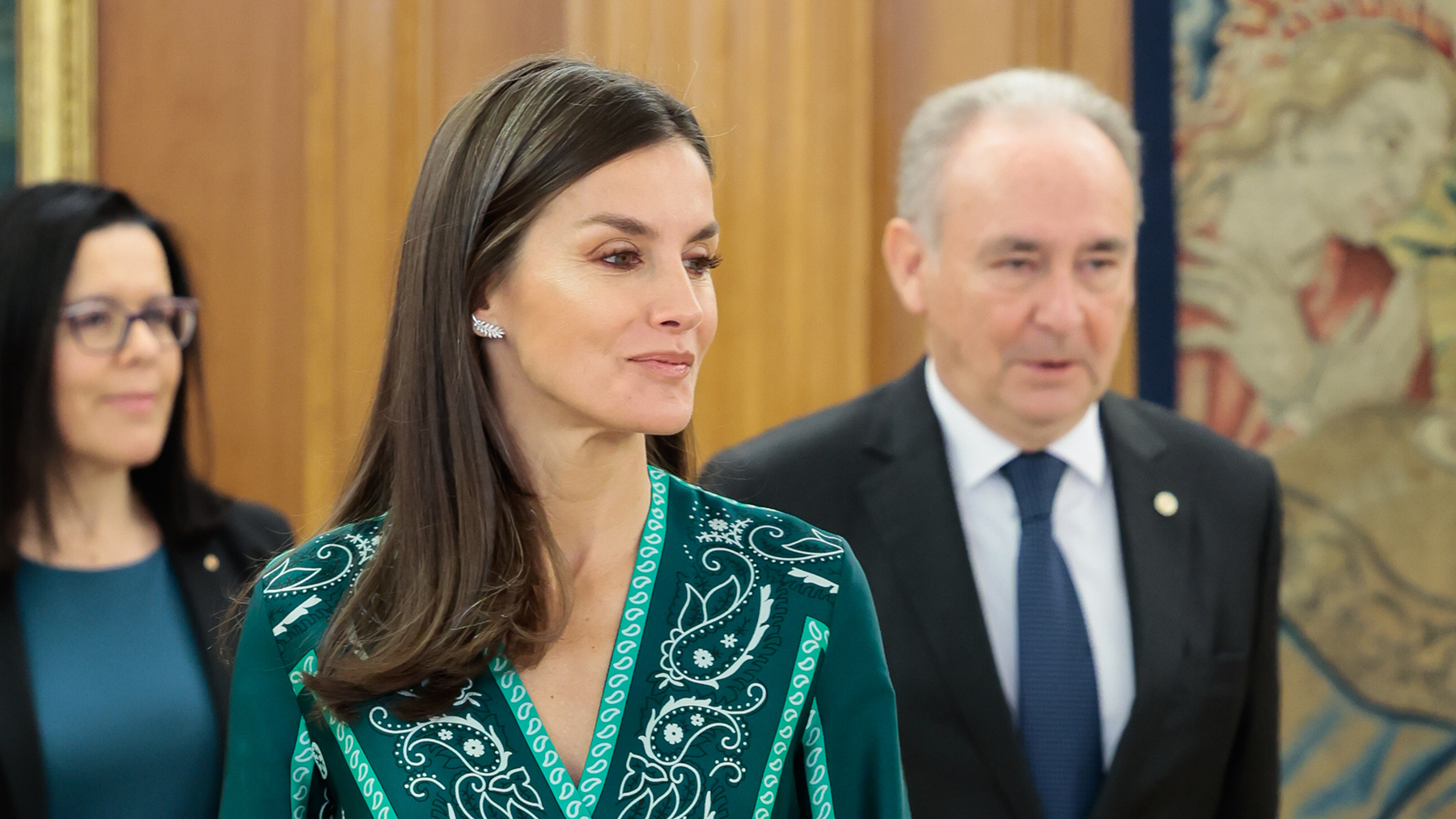 La Reina Letizia recupera el vestido que comparte con Sonsoles Ónega