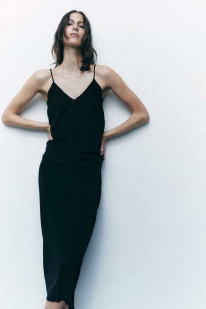 Es la mejor inversión del verano el vestido negro de Zara rebajado a