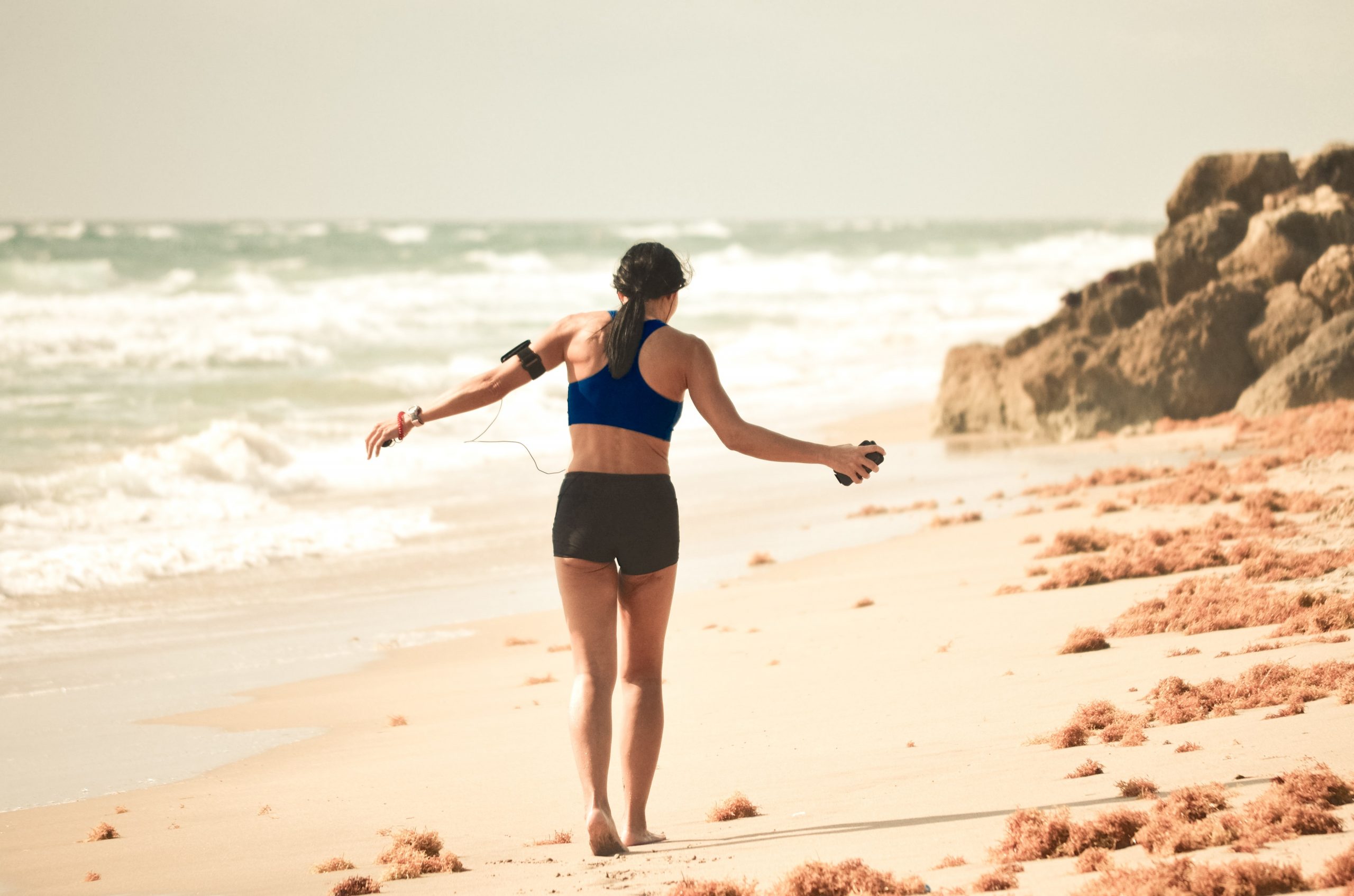 En la imagen, una mujer camina por la playa. /Foto: Unsplash