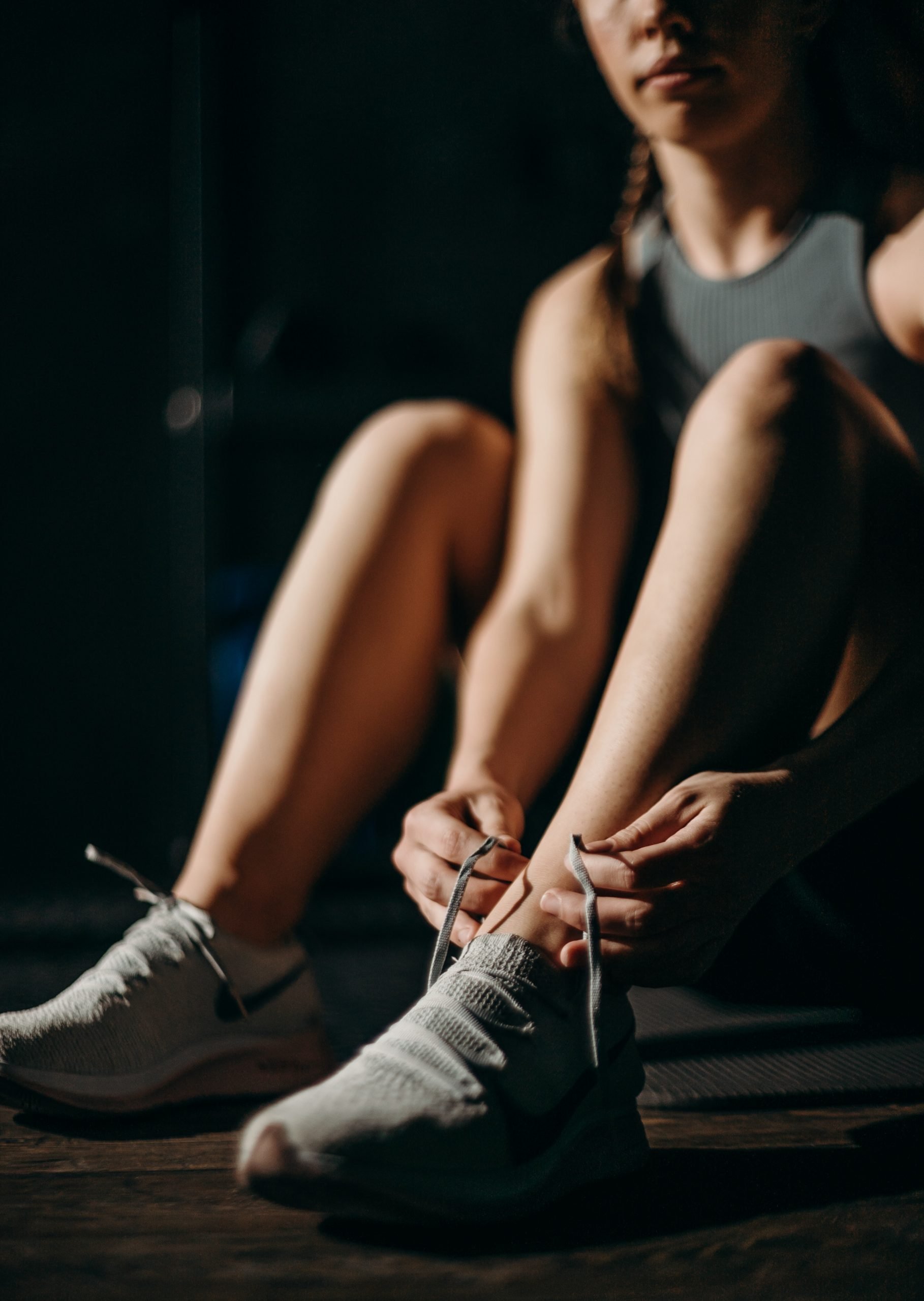 Atándose los cordones antes de entrenar