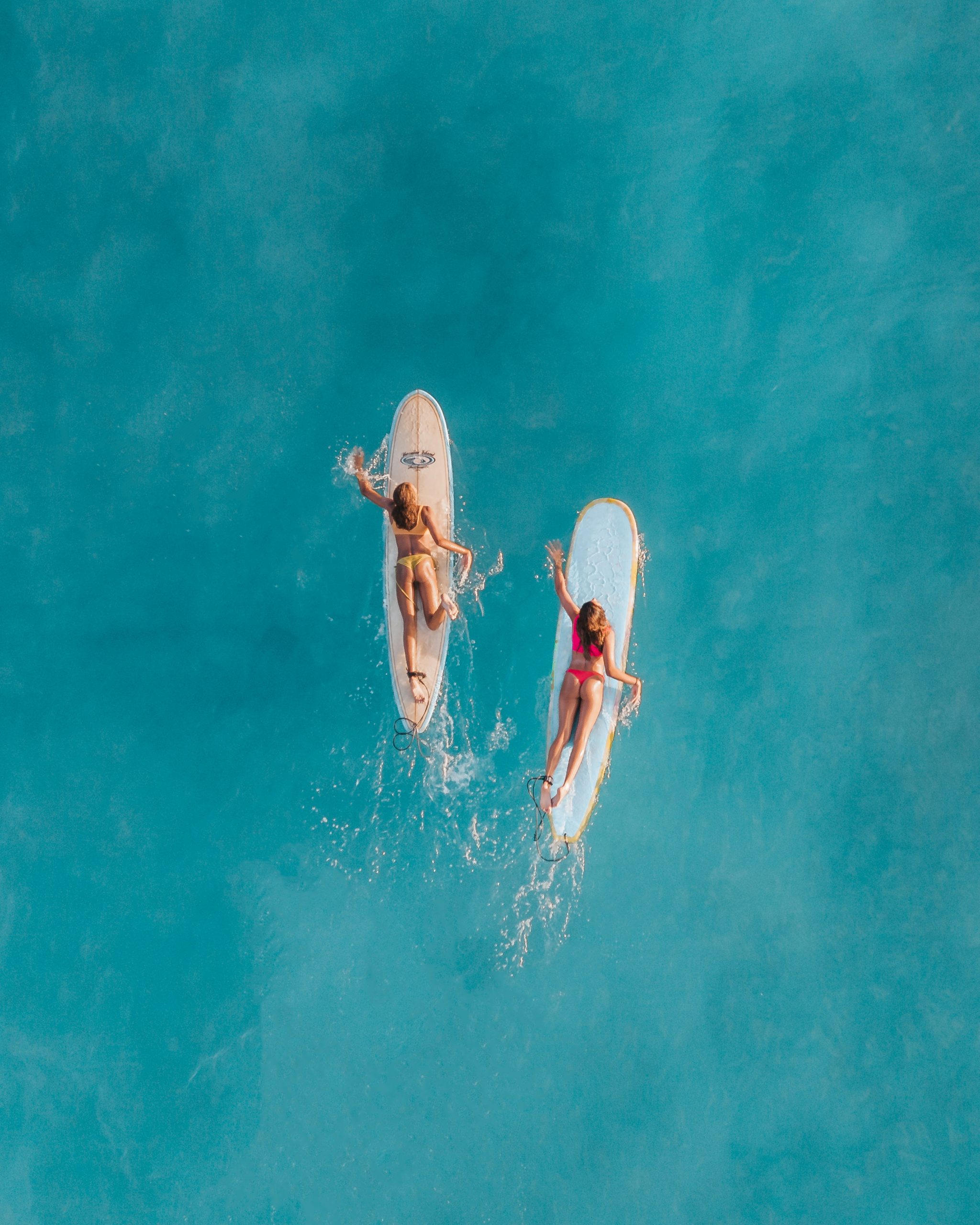 Surfistas en el mar