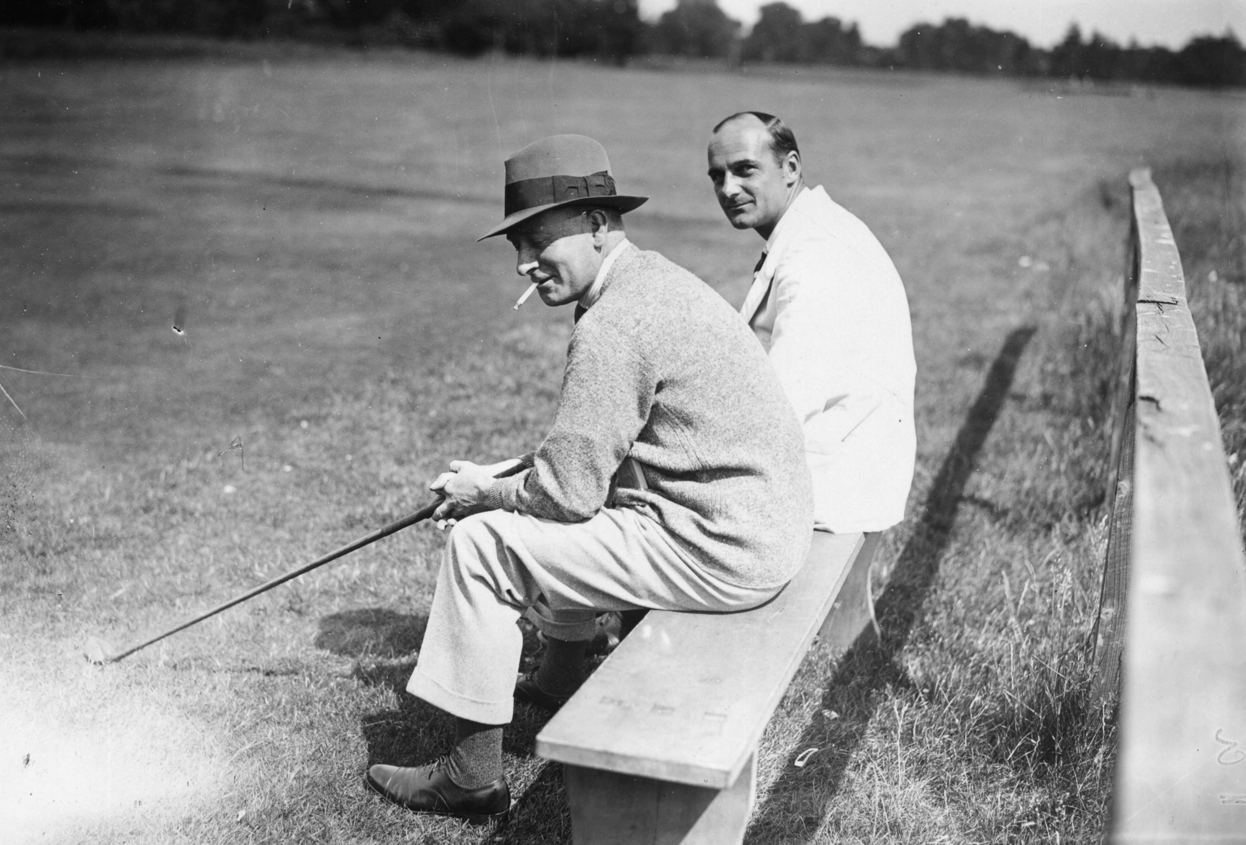 July 1928: Golfers J.L Bradley y L.H Willet en el club de golf de Buckinghamshire. /Foto: Getty