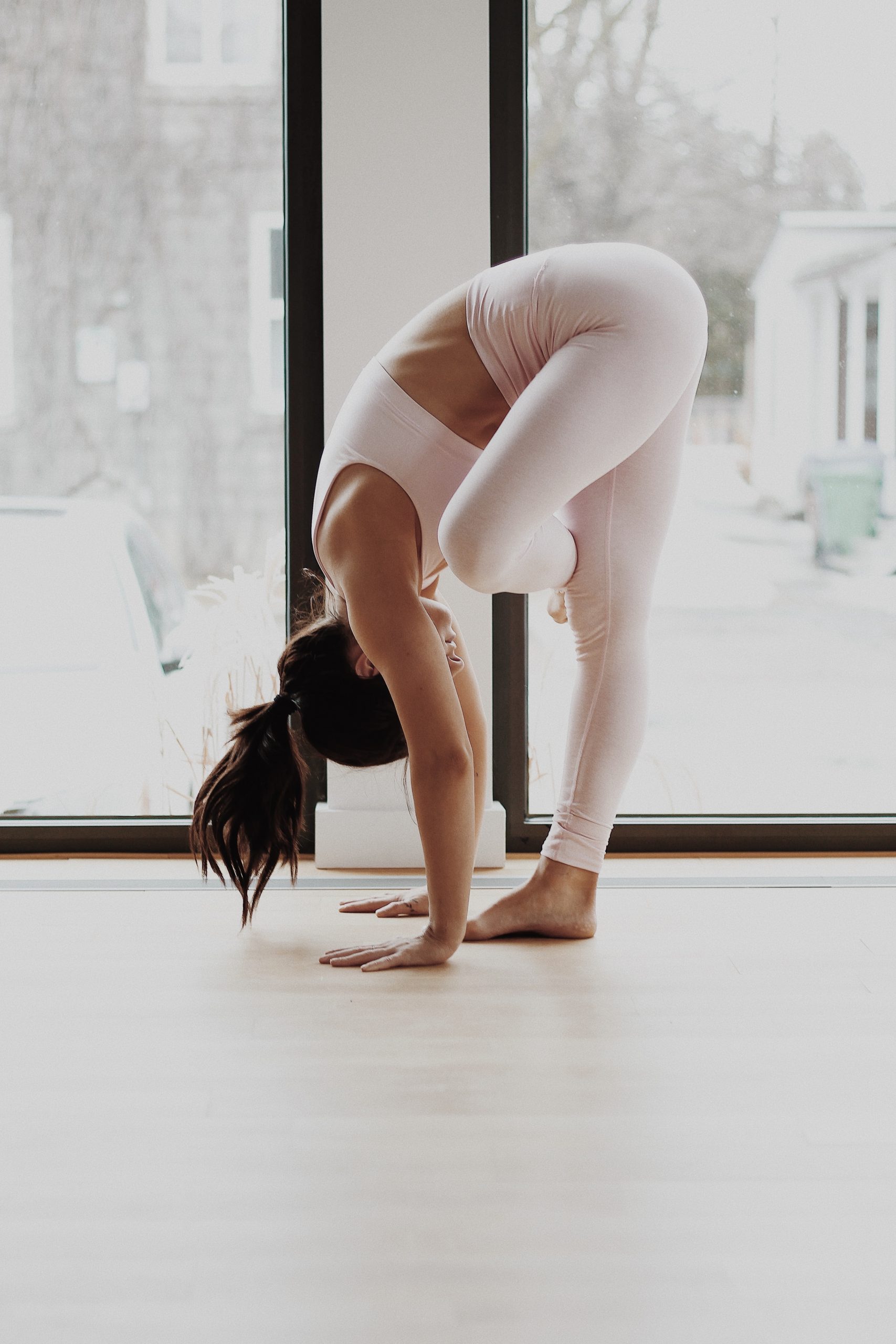 En la imagen, una mujer haciendo ejercicio físico. /Foto: Unsplash