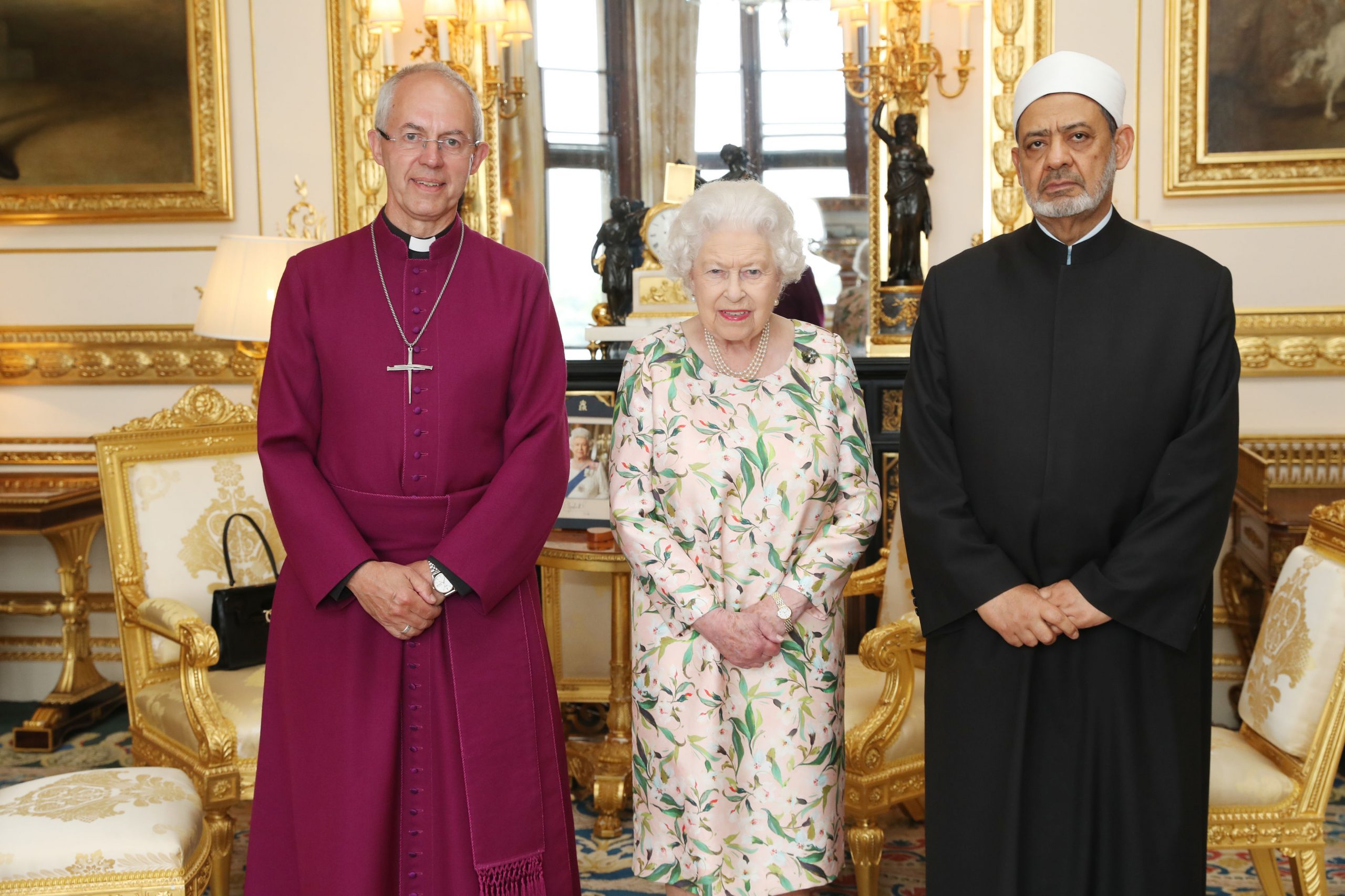 En la imagen, la Reina Isabel II en el encuentro con el arzobispo de Canterbury y el imán de Al Azhar./Foto: Getty
