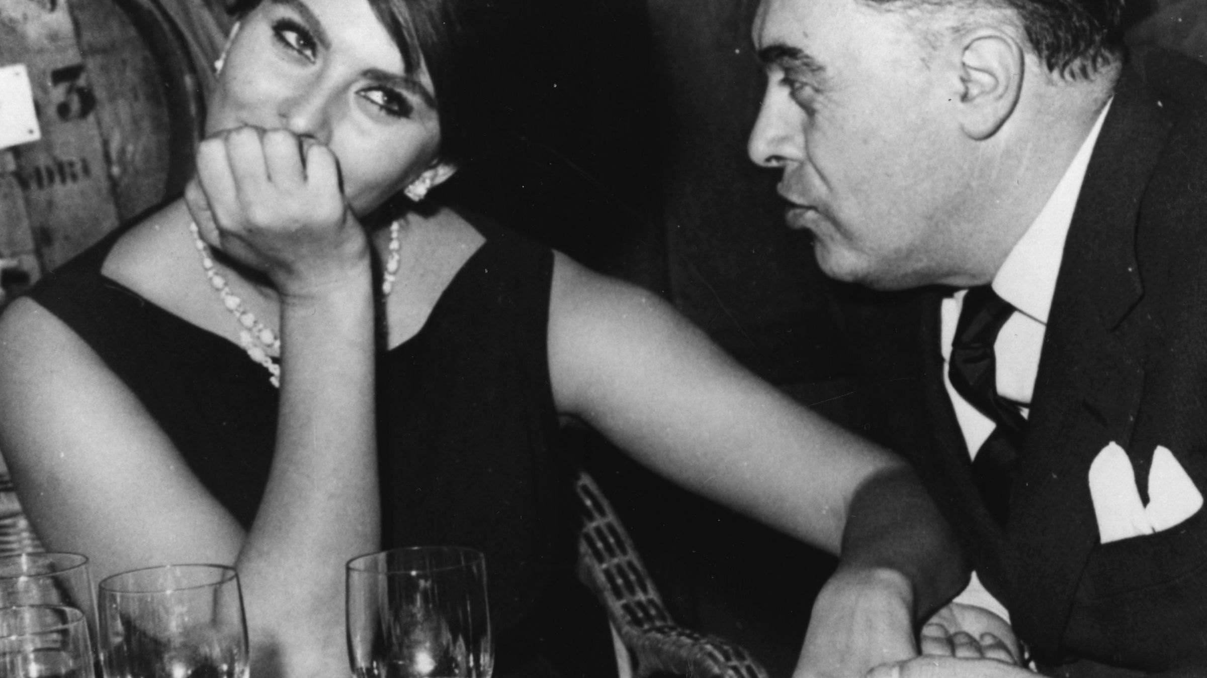 Sophia Loren cenando con su marido Carlo Ponti