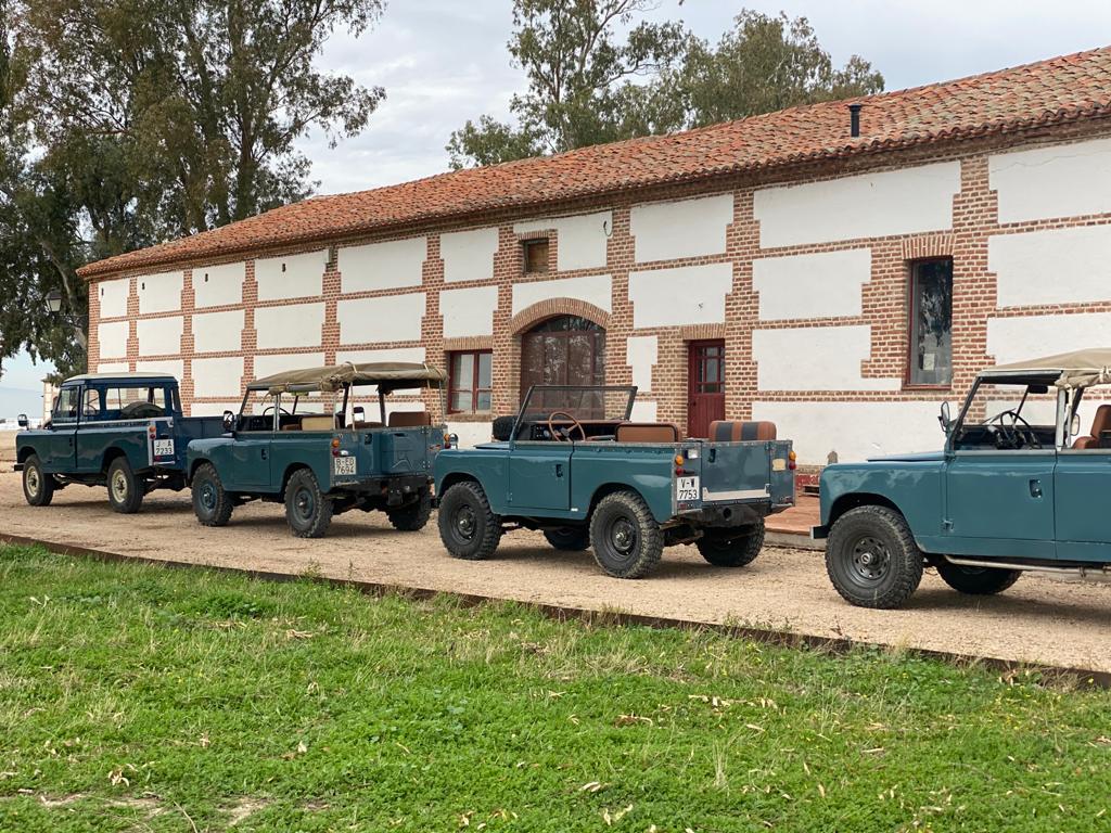 En la imagen varios Land Rover Foto : Lynx