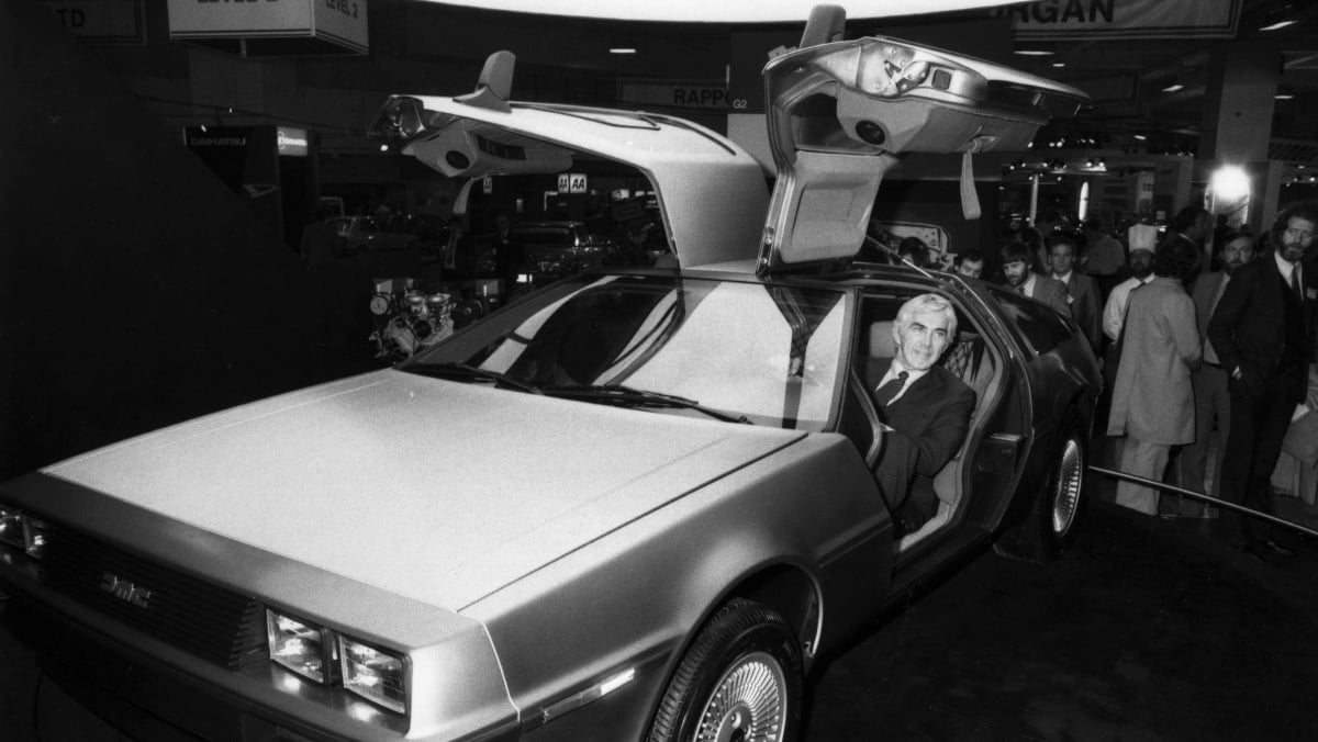 John de Lorean sentado en su coche deportivo De Lorean en 1981/Foto: Getty Images