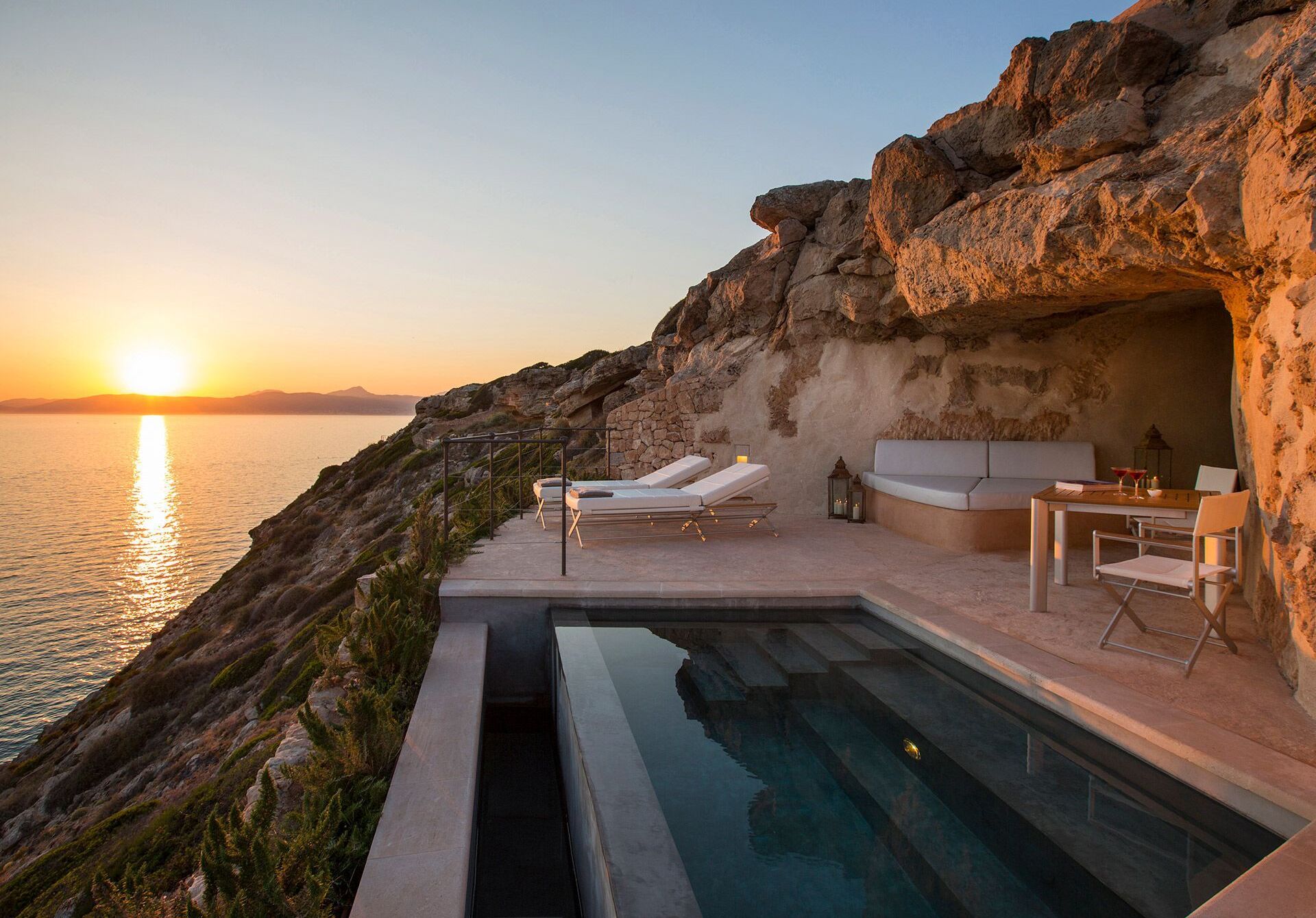 Piscina al atardecer en Cap Rocat