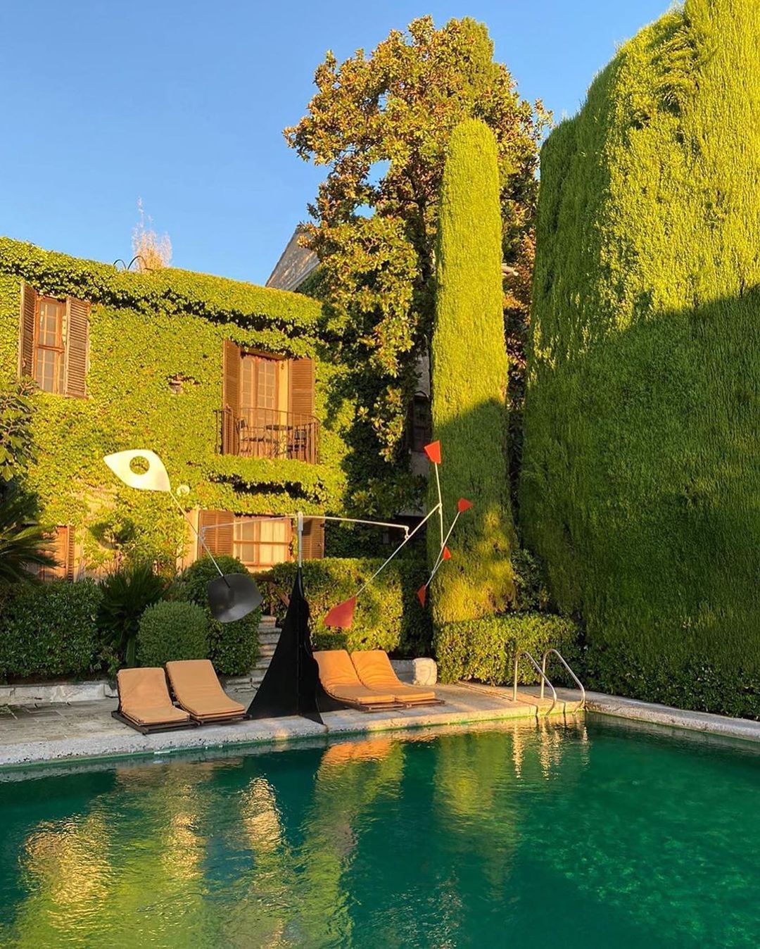 Piscina de La Colombe D'Or / Foto: @visualmediterranean