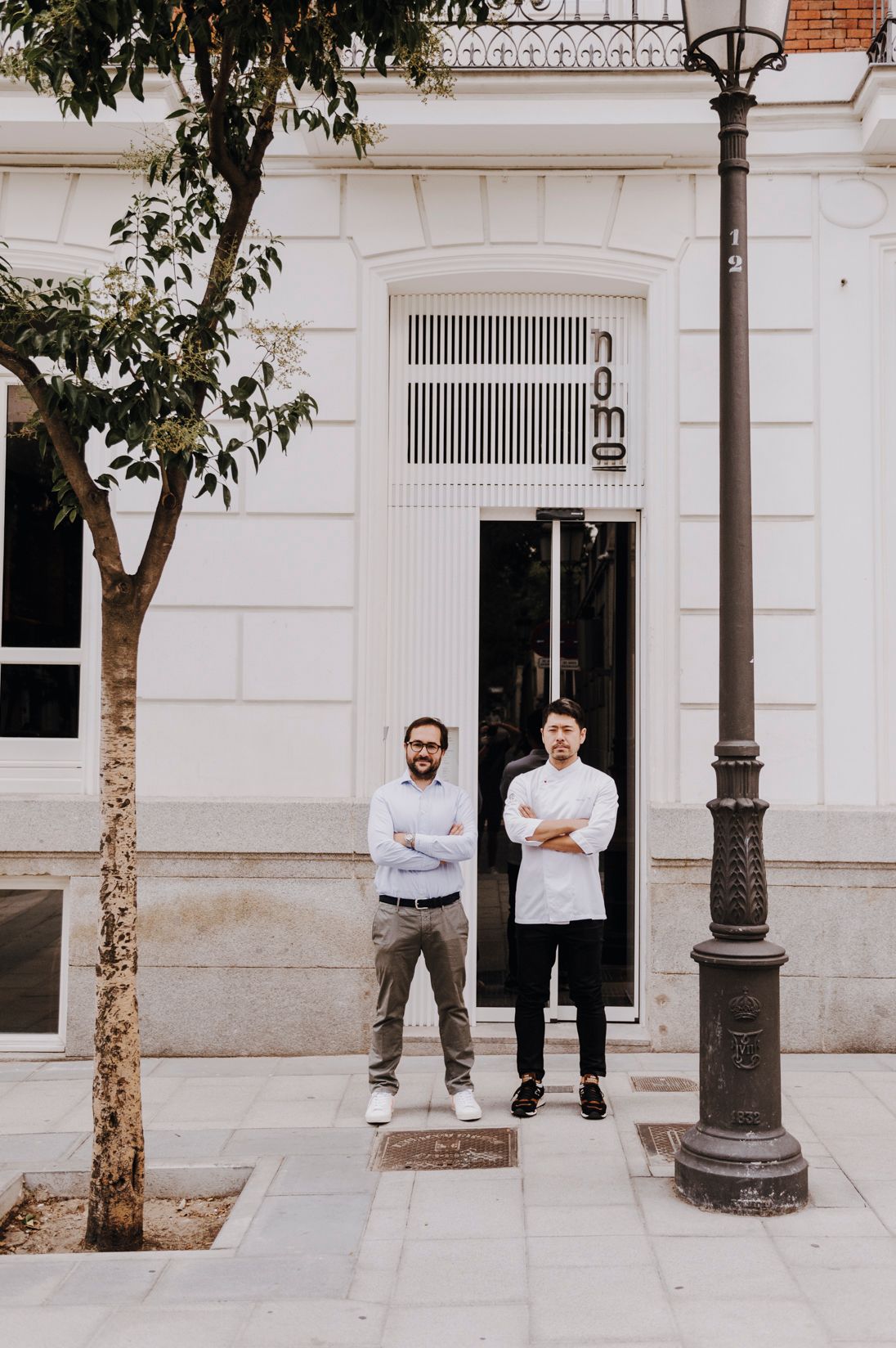 Fachada de Nomo Braganza junto a Naoyuki Haginoya y Borja Molina-Martell / Foto: Nomo Braganza