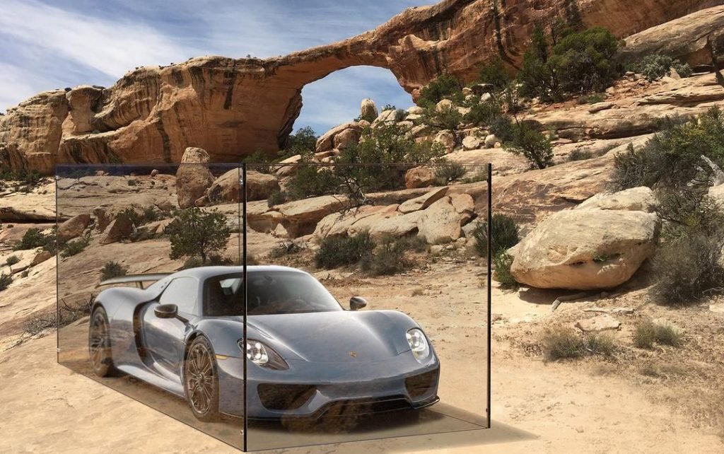 Un Porsche en la exposición en el desierto / Foto: Jared Zaugg