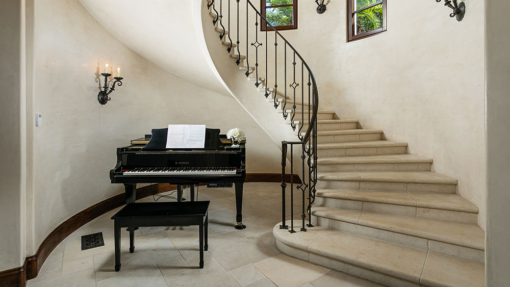 Un piano junto a la escalera principal / Foto: Eklund | Gomes