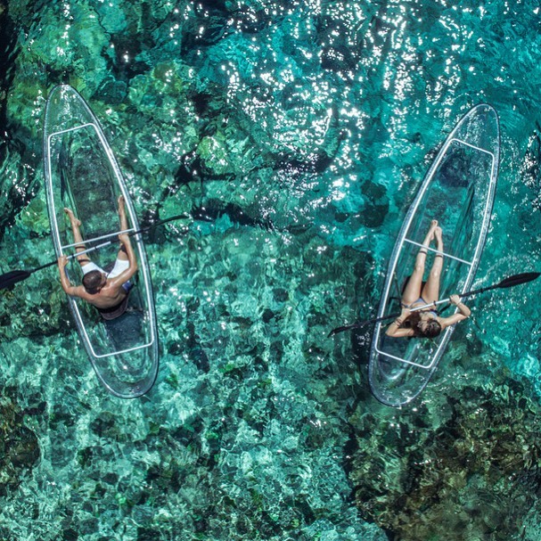 Dos mujeres sobre un kayak transparente / Foto: Crystal kayak