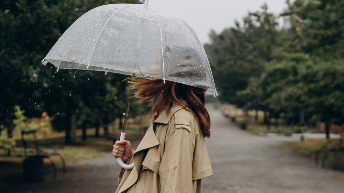 Una mujer con paraguas / Foto: Unsplash