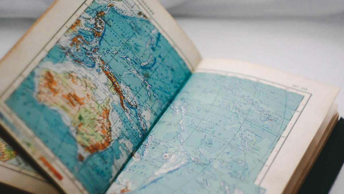 Libro lleno de mapas / Foto: Unplash