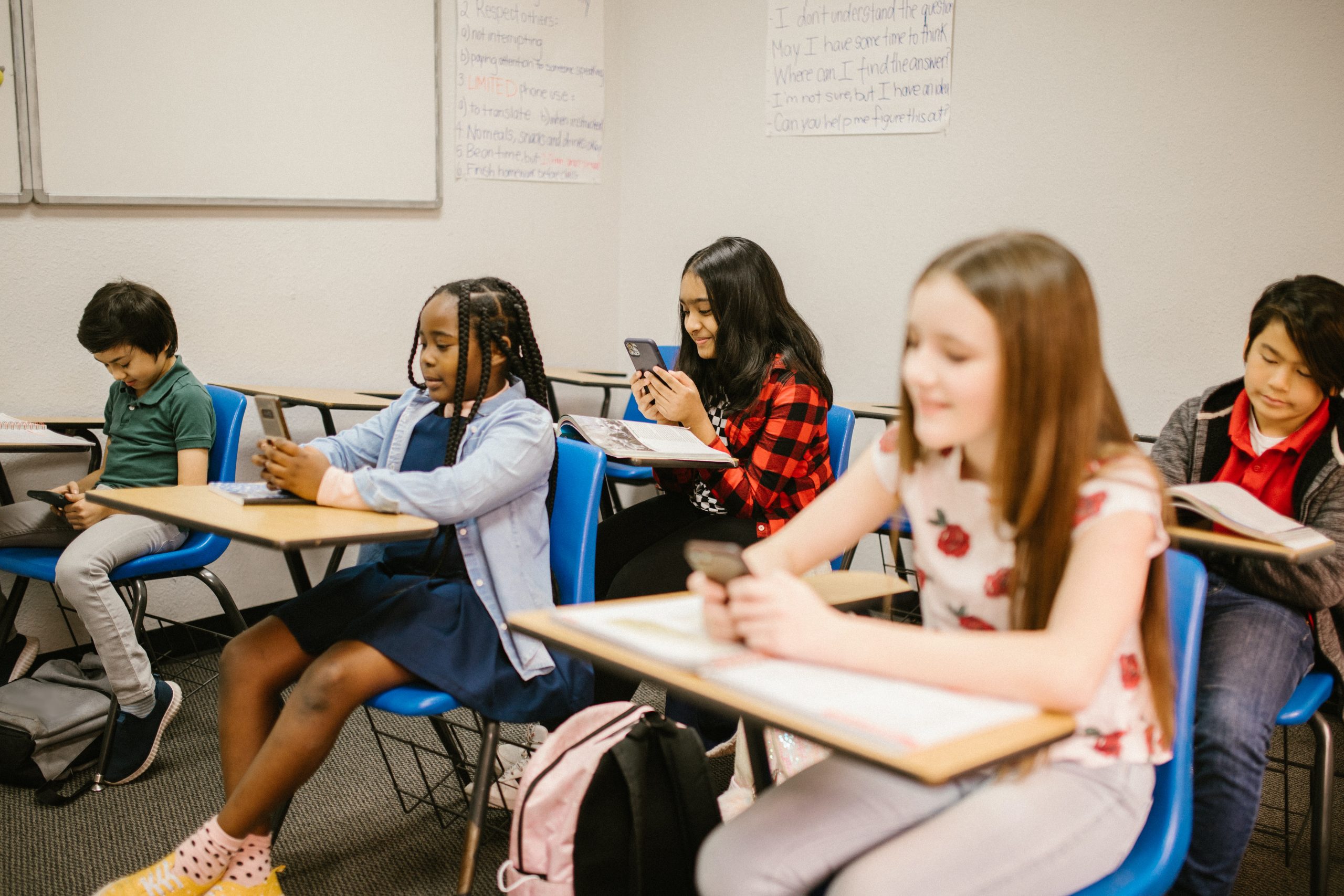 Niños con móvil en clase / Foto: Pexels