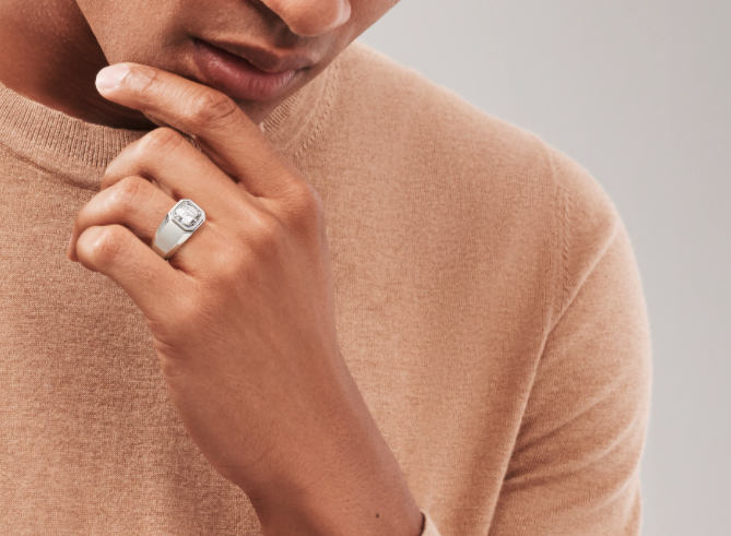 Tiffany presenta su primer anillo de compromiso para hombre