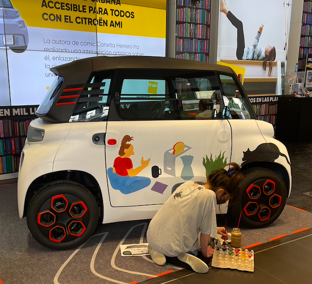 Citroën AMI en FNAC en el evento de presentación, siendo customizado por Conxita Herrero