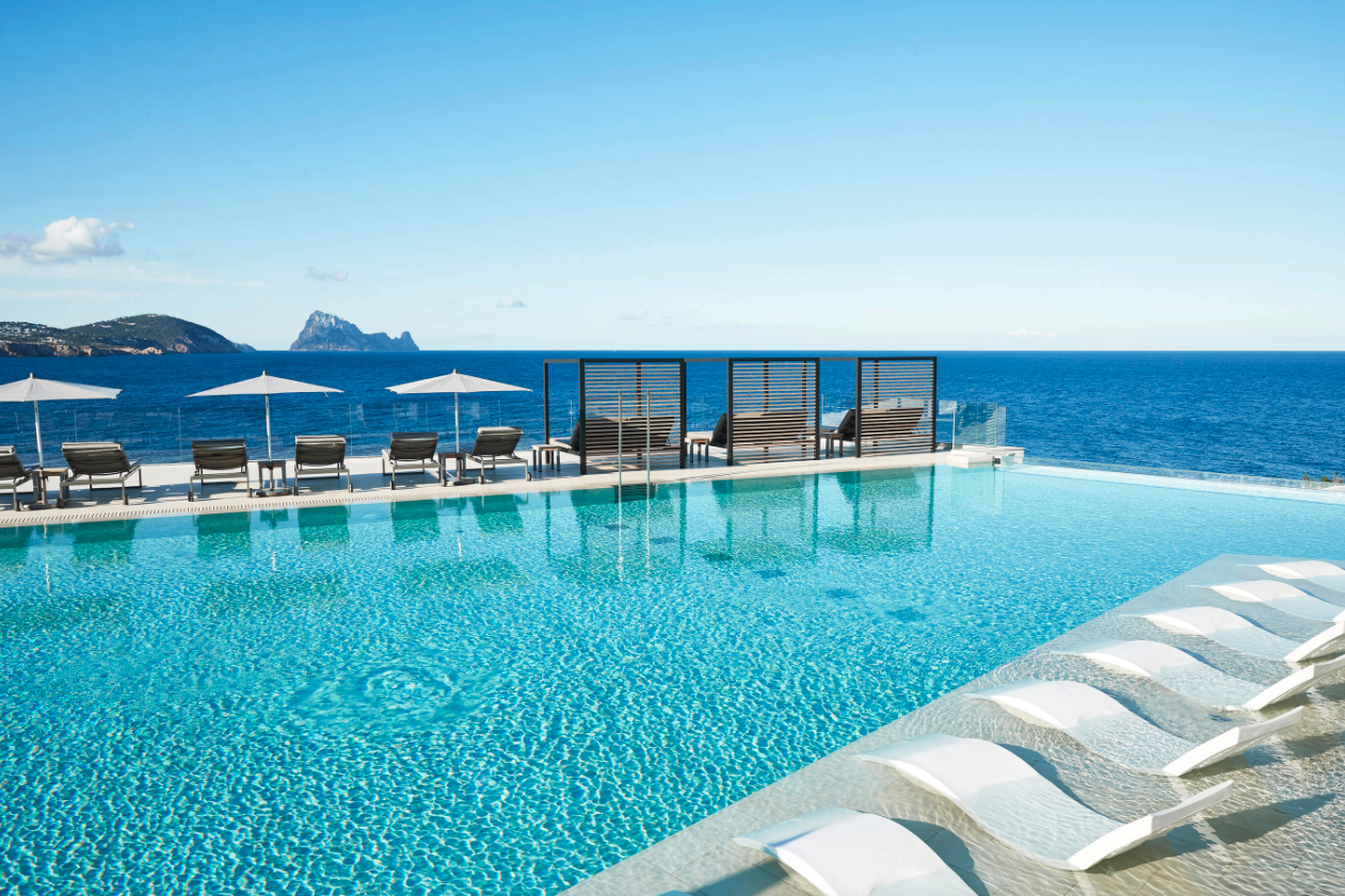 Infinity pool en 7Pines Resort Ibiza