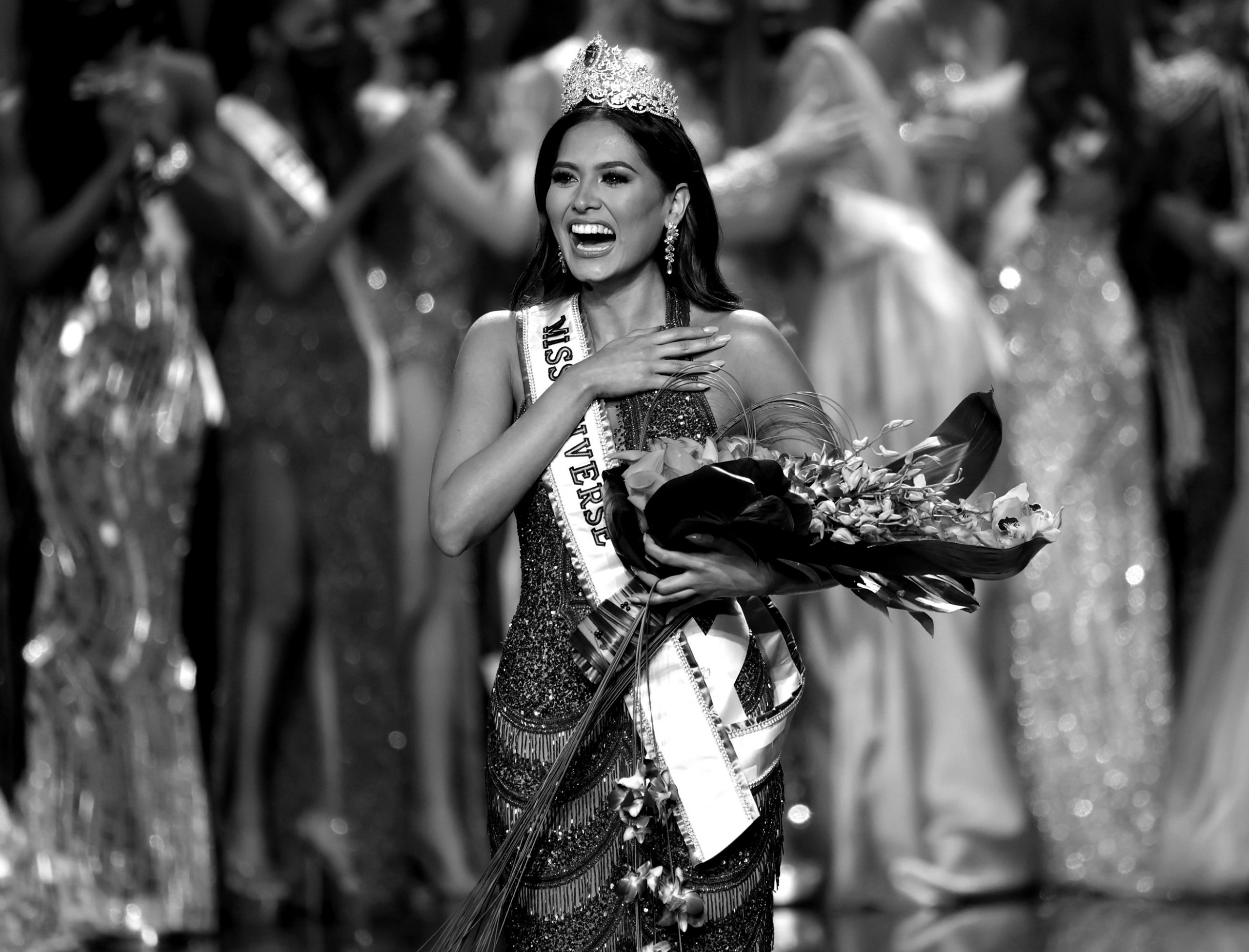 Andrea Meza con la coronada como Miss Universo