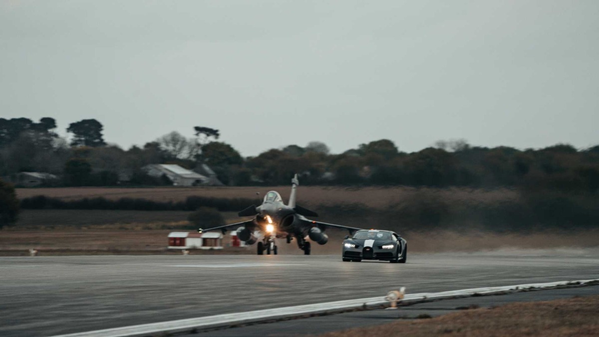 Bugatti Chiron Sport vs Dassault Rafale Marine