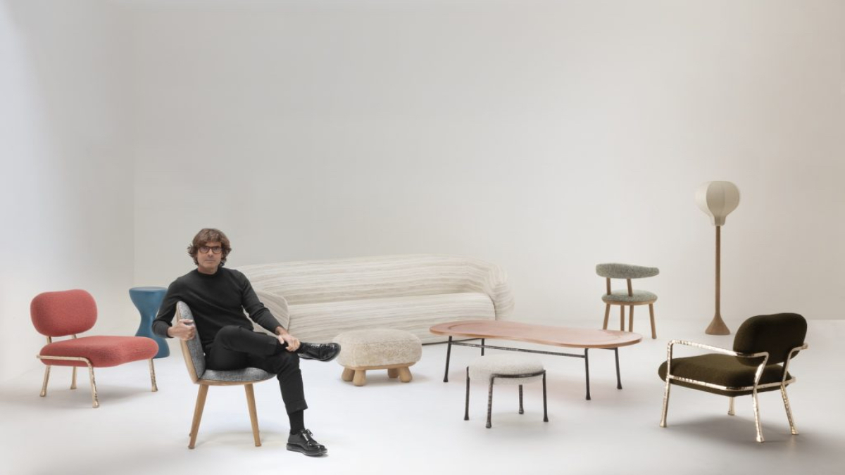 Pierre Yovanovitch con sus muebles / Foto: Pierre Yovanovitch Mobiliarie