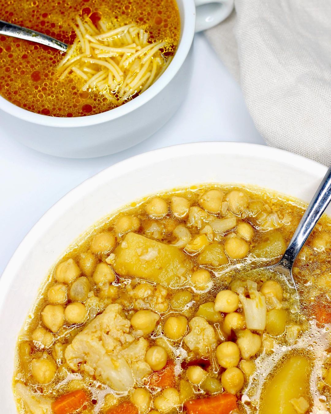 Garbanzos con coliflor y sopa de fideos