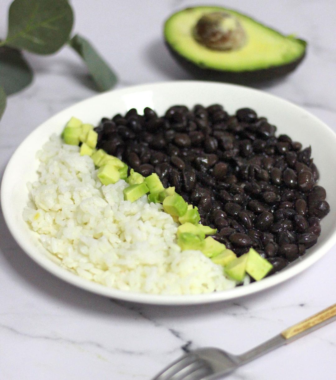 “Chichos” + arroz + aguacate