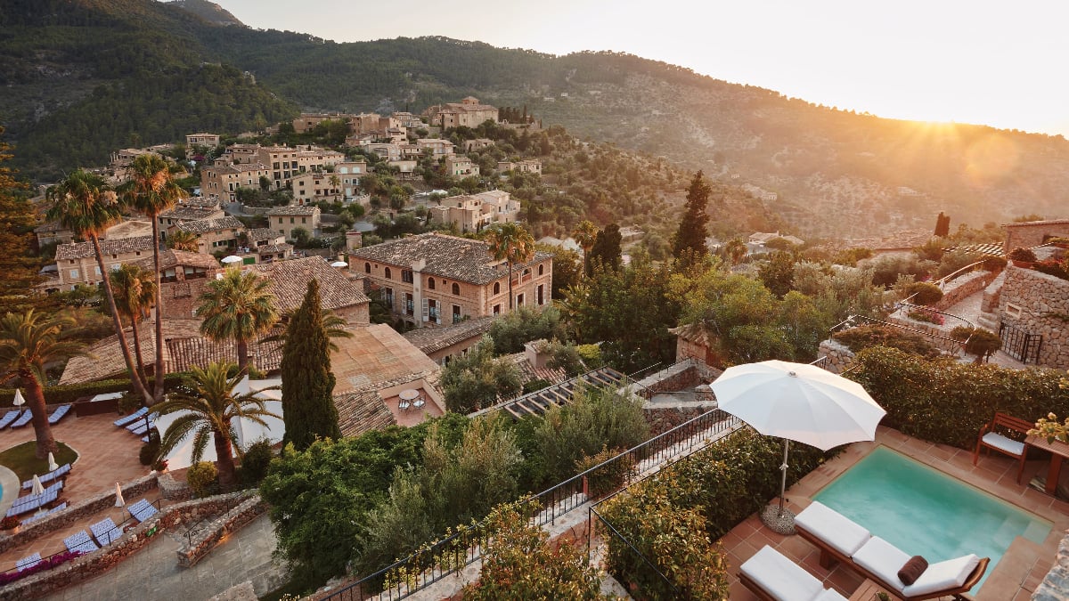 El hotel y Deià de fondo / Foto: Belmond La Residencia