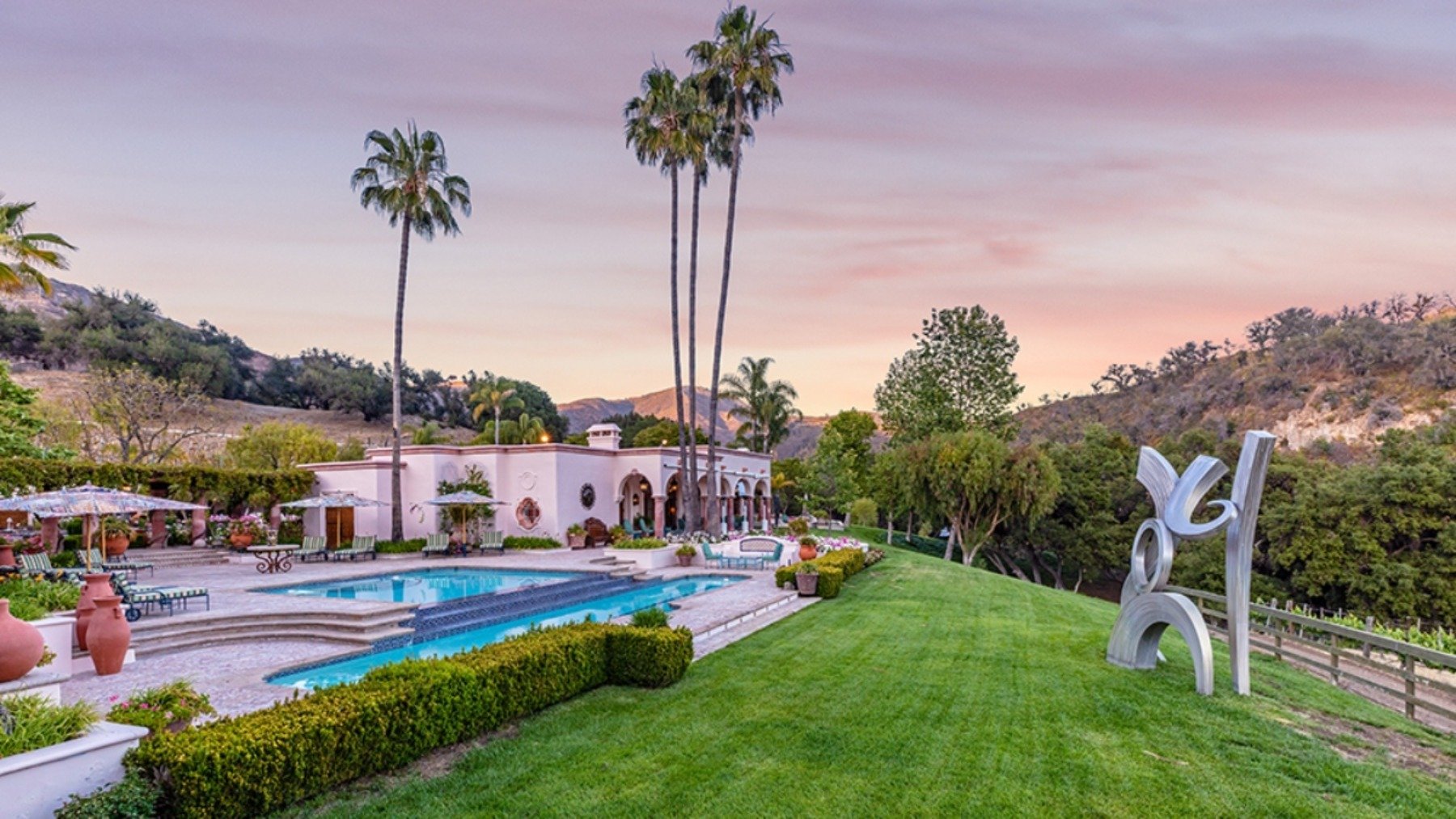 Holy Guacamole, la mansión con 600 árboles de aguacate