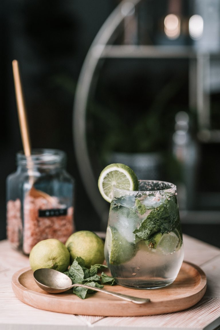 Cómo preparar un buen mojito para un atardecer inolvidable Pexels-taryn-elliott-4457151-768x1152