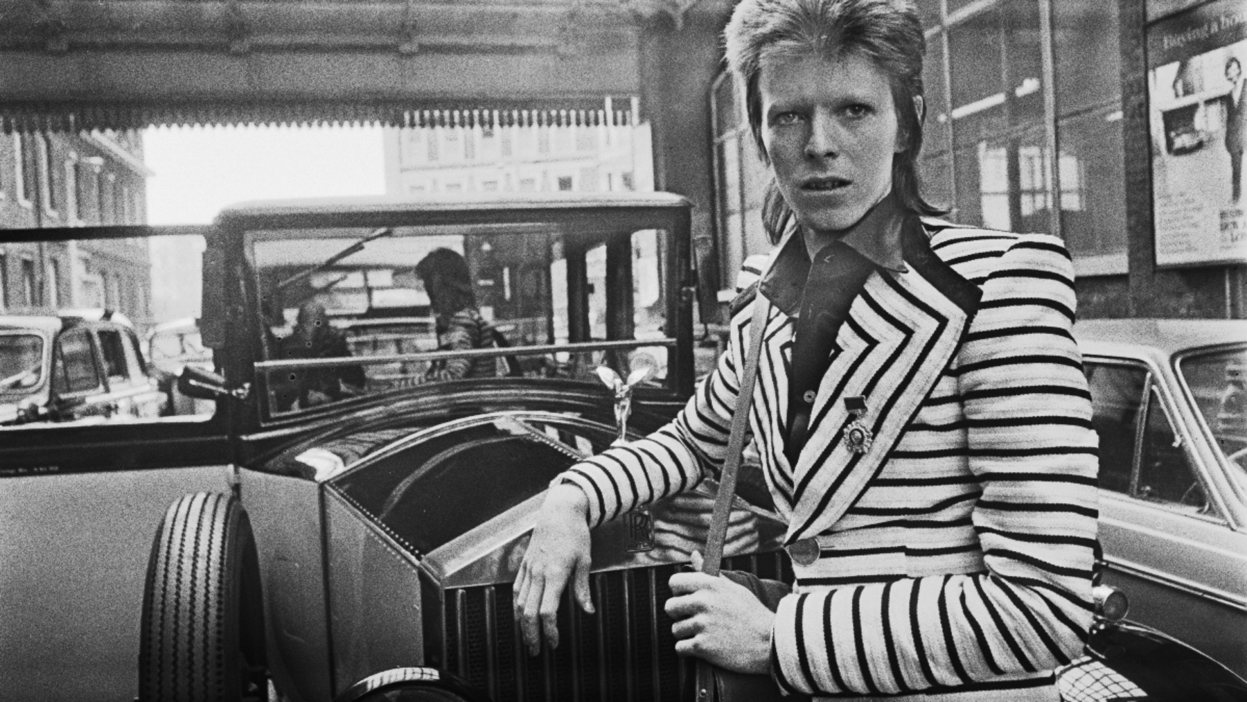 David Bowie con americana de rayas