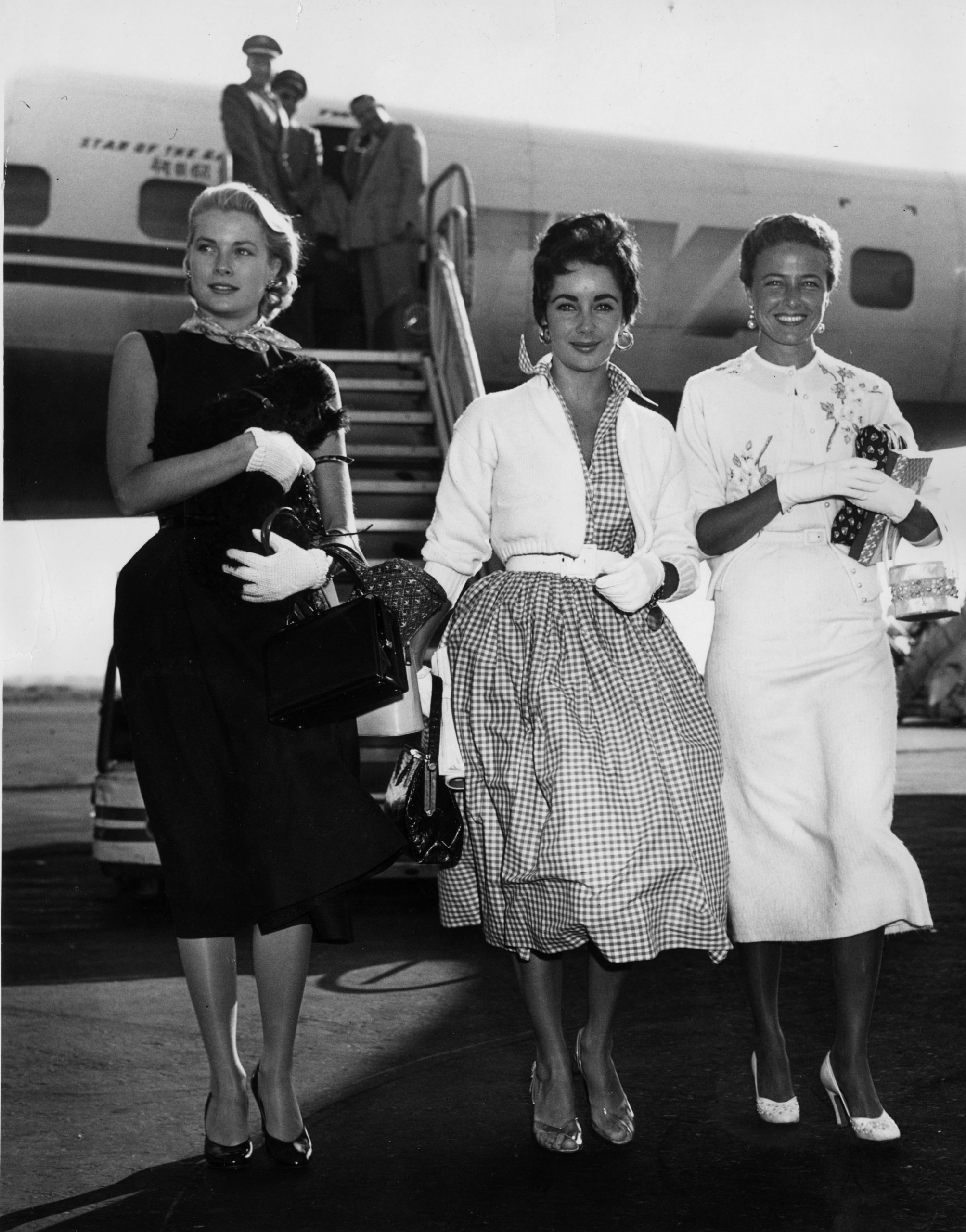 Grace Kelly y Liz Taylor aterrizando en Nueva York en 1955 / Foto: Getty Images