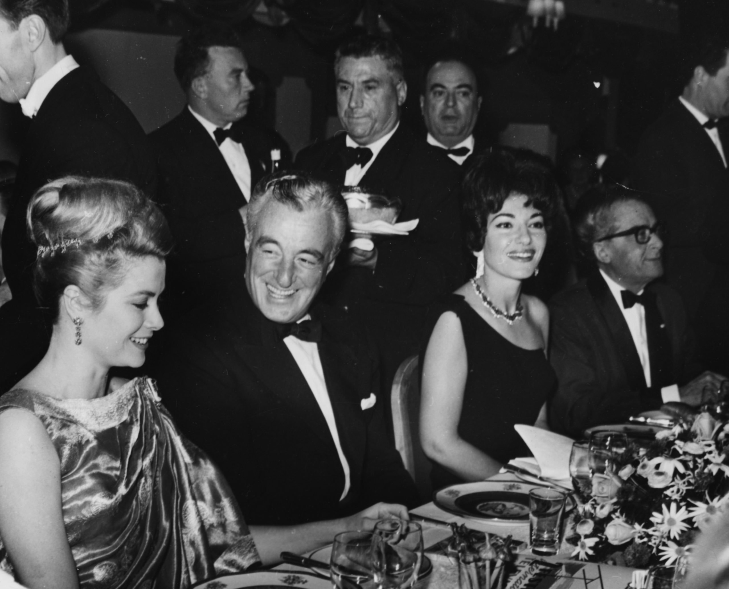 Grace Kelly con el director Vittorio de Sica y la cantante María Calls en Monte Carlo Sporting Club en 1962 