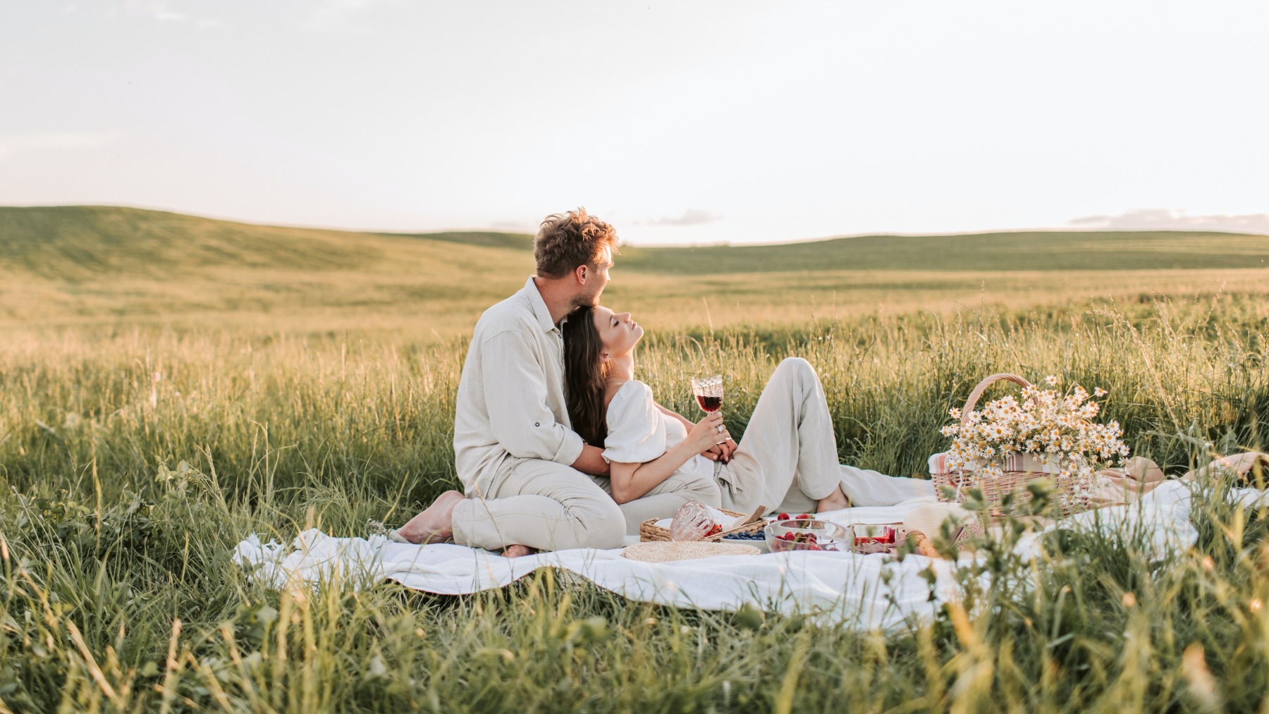 Una pareja haciendo un picnic