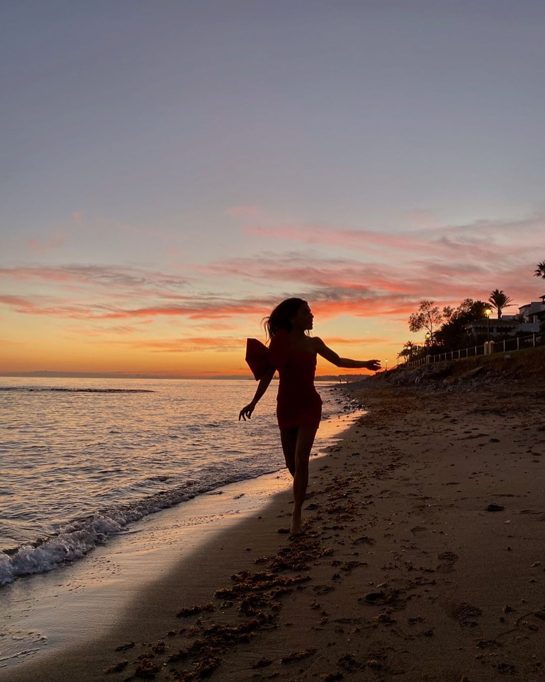 Paula corriendo por la playa de Marbella / Foto: @paulaordovas