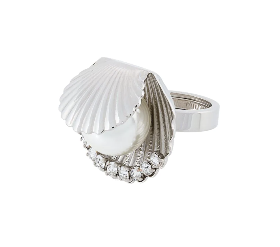 Anillo concha de Miu Miu / Foto: Farfetch