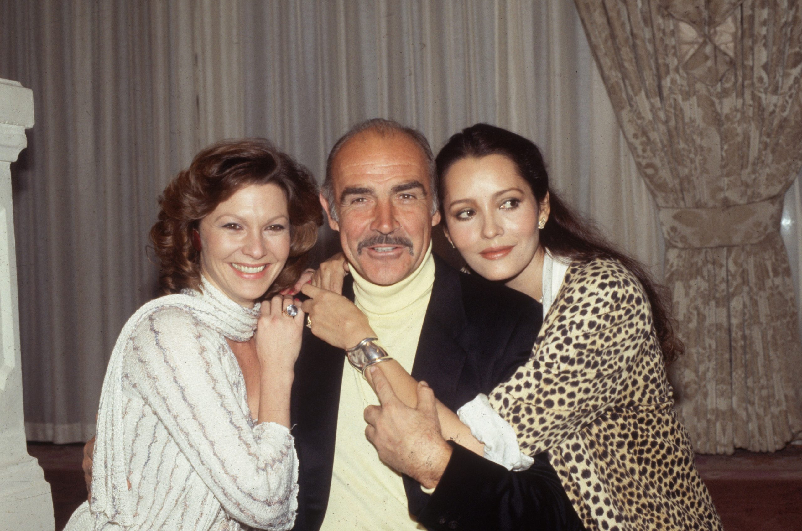 Sean Connery con Pamela Salem y Barbara Carrera /Foto: Getty Images
