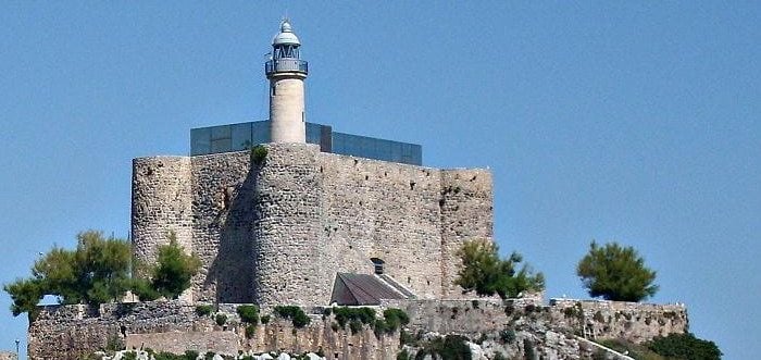 Faro del Castillo de Santa Ana (Castro-Urdiales, Cantabria)