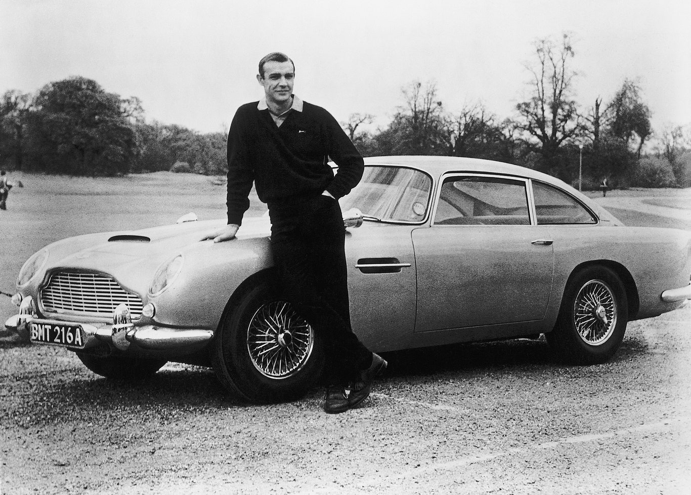 Sean Connery con un Aston Martin para James Bond