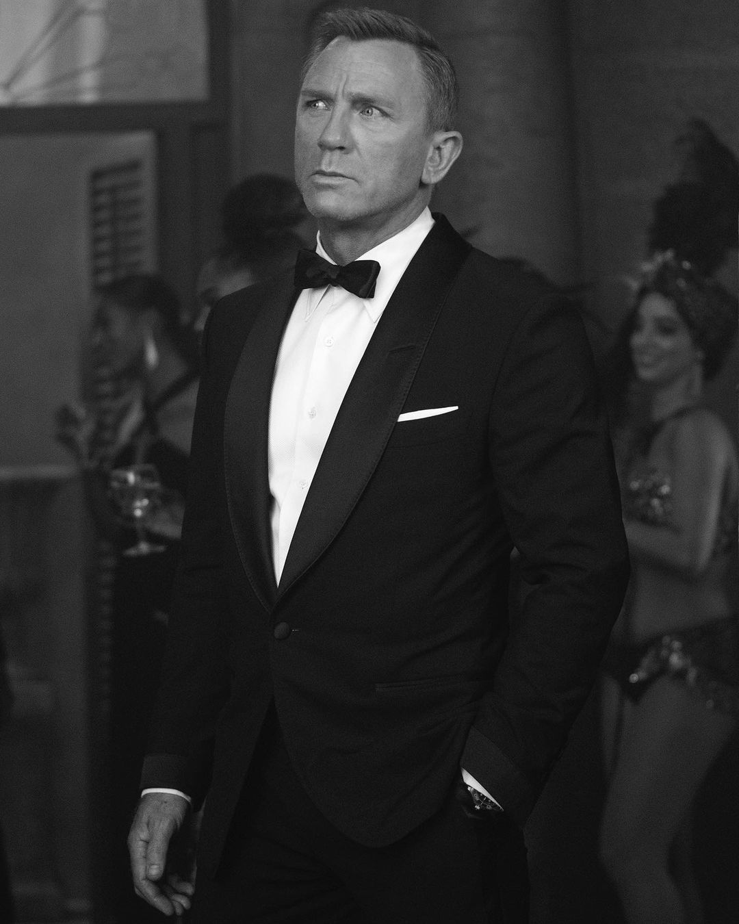 James Bond vestido de esmoquin en 'Sin tiempo para morir.'