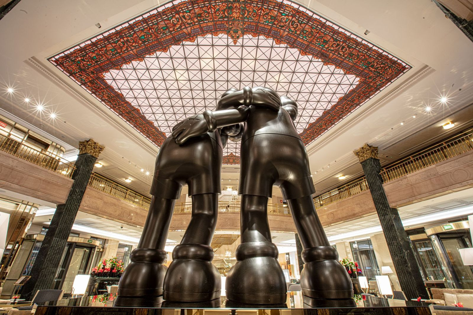 Escultura de Kaws en Four Seasons Madrid. /Foto: Four Seasons